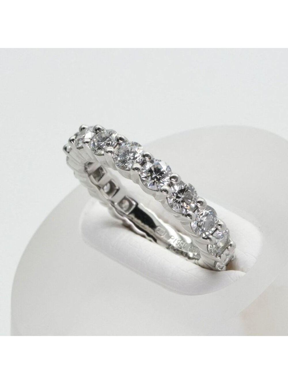 Harry Winston Round Cut Prong Set Ring Cut Set Classic Diamond Band